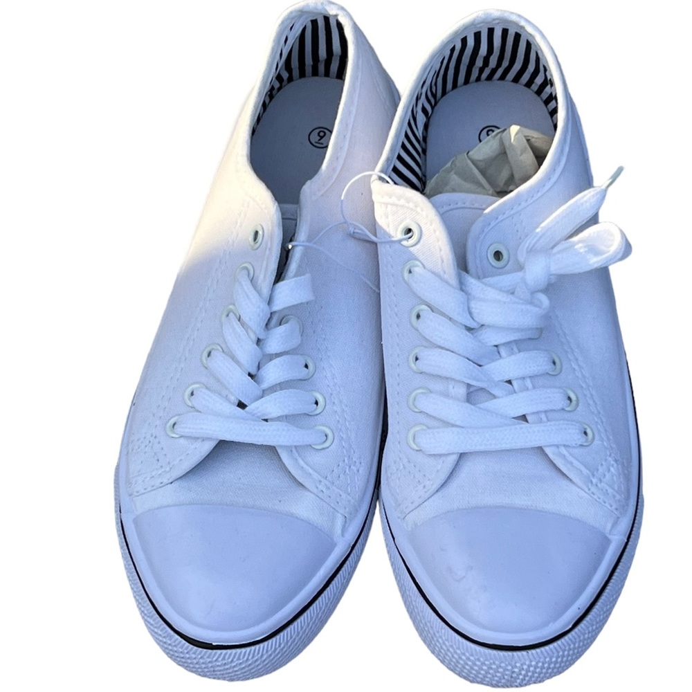 Shoes - NWT - Dyeable shoes Size 9
